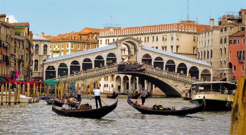 Rialto bridge in Venice